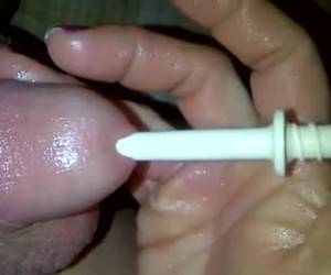 Lekker in close up gefilmd. Een dame  stopt een rietje in de plasbuis van een piemel. En dan beweegt ze het rietje op en neer. Ze neukt als het ware zijn pik. 