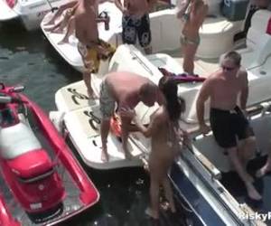 mabuk gadis pergi seksual longgar di pesta perahu. benarbenar keluar dari pakaian, mengambil satu liar cewek whiteh pantat menempatkan wajah pacarnya yang mulai rimming dan berdiri basah.