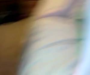 slickar och fingrar till den gamla nakna fittan, låta flickan kvinnan sprutning orgasm i munnen. medan mannen är movieing.