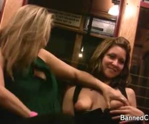 Tesão meninas naughty piscando seus peitos amasing sair em público assim que ele fotografias podem fazer seus peitos com tesão. na estação ferroviária e do trem, descobrir as putas mamas.
