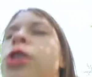 di hutan, ia membiarkan gadis remaja blowjob ayam kaku nya dan fucks nya di beberapa posisi