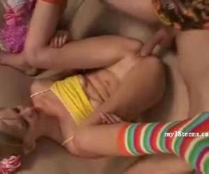 blondi teini munaa naapuri hän ottaa ensimmäinen hänen herkullisia kukko hänen suunsa ja imee häntä täysin jäykkä. ei liian pitkä imee tyttö muuten naapurin poika heti. tietenkin siellä on silti perseestä.