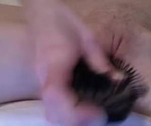 hubená teen děvka šuká její holou kundičku whiteh kartáč