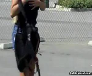 jaring mencurigai gadis pirang ini lezat pada stass ketika tibatiba seorang pria di belakang dia dan ujung menarik.