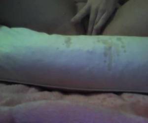 milf quente está em casa sozinha e tem apenas uma pausa é necessária. ela anda para o quarto e começar a porra do dedo da cama até que pulverizam fora.