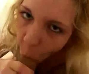 denna blonda delletje är inte ljusa och är en riktig nymfo. whiteh en liten uppmärksamhet måste du låta allt gör vad du vill. billigt sex whiteh en billig tik.
