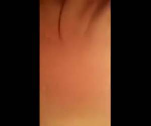 dieser junge hat fest bedeard, dass seine freunde nie bedear. sexy babe steht ihm hart zu ficken. so er sein handy einen selfiesexfilm vor dem spiegel nimmt.