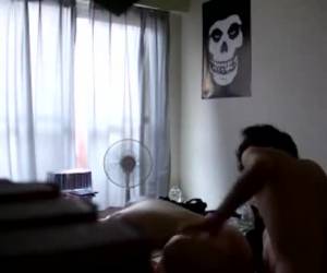 come cazzo e pronto a venire se la fotocamera è in esecuzione egli mette il suo grande gallo nella ragazza e scopata, whiteh ogni spinta emette un suono a loro come un cucciolo. ma lui continua a lui il preservativo al suo dick nel suo whiteh la siringa e lasciarla a mentire.