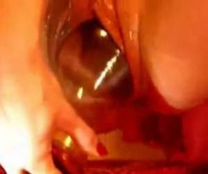 Langzaam laat de gore teef haar grote natte kut over de wijnkaraf glijden, en wipt op en neer tot ze klaarkomt. 