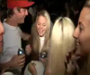 Deze dronken sletjes worden keihard geneukt op het sex feestje. ��n voor ��n zijn ze aan de beurt en worden ze stuk voor stuk lekker bruut geneukt. 