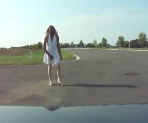 Deze travestiet filmt zichzelf maar heeft zijn jurk nog fout zitten. 