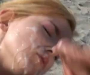ogromne wytryski na twarz na plaży