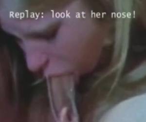 Dat is nogal een knallend orgasme. Het sperma spuit zo hard haar mond in dat het uit haar neus loopt. En dan de retro muziek erbij in de retro porno maakt het een bijzondere porno blooper. 