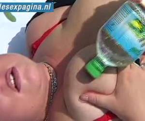 porno video dáma má láhev s vodou v její vagíně