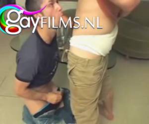 video sesso gay doccia dorata. un bicchiere di pipì da bere e cascate che maglietta bagnata comincia il ragazzo a succhiare. extraeme, sesso gay doccia dorata