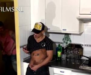 salaa whiteh siepata kuin suoraan kämppäkaveri masturboida on suoraan porn hänen matkapuhelimen ja herkullisia kalunsa housuihinsa ja kädessään. suoraan kämppäkaveri on mukavaa. toisella puolella wall hiipiä kurkistaa, ja kalunsa tehdä. samaan aikaan fantasioita että hän häntä kovasti siinä