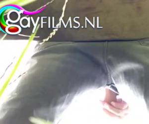 Stiekem filmt hij zichzelf terwijl hij zijn stijve lul aftrekt in de buiten lucht. Amateur , Stiekem filmen tijdens het aftrekken van zijn stijve lul 