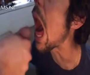 detta är inte bara avsugning och mer. denna man och dyrkan hans kuk bara, det borde vara på film. här kan du många homosexuella män fortfarande lära sig något av detta. amatör, denna man avgudar hans kuk bara, som ska vara på film