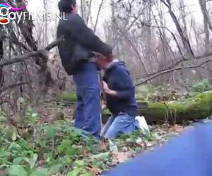 Orale gay buitensex. Een lul pijpen in het bos en daar een geil gay sex filmpje van maken. Amateur , Orale gay buitensex 