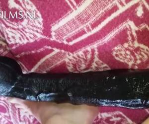 большой черный фаллоимитатор, но давай дюйма дюйма, он остается что вещь от осла его блестящая слайд. как будто нет конца в этой большой черный фаллоимитатор. фаллоимитатор и вста