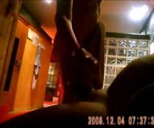 gay trouve whiteh une bite raide dans le sauna