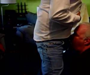 Oude homo laat zich in zijn mond neuken voor dit gay amateur filmpje. Hoe harder de lul word hoe meer opa in ademnood komt tijdens zijn blowjob. Amateur , Oude homo laat zich in zijn mond neuken 