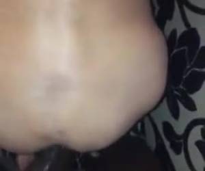Blanke homo ontvangt grote neger lul in aars. Zijn anus staat wijd open voor die lekkere zwarte paal. black & Interracial , Blanke homo ontvangt grote neger lul in aars 