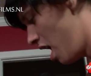Een gay bukkake sletje is het speeltje van de groep tijdens de gangbang. Je laat hem aan je pik zuigen, je neukt hem in zijn aars en je spuit je kwakkie over zijn gezicht. Group & Gangbang , Gay bukkake sletje mag zuigen en zijn aars laten neuken 