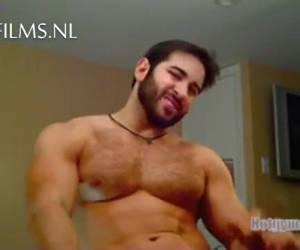 cam umięśniony facet, który wie, że jest sexy