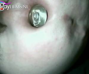 anale mastubate un barattolo di latta lentamente spinge il ragazzo corneo, la latta più in profondità nel suo ano ancora e ancora tranquillamente. extraeme, mastubate anale un barattolo di latta