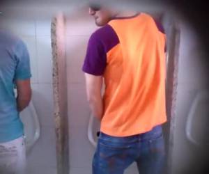gizlice film çıkarma ve oral seks sırasında iki adam gizlice çıkarma ve tuvalette oral seks sırasında film vardır. amatör, gizlice film çıkarma ve oral seks sırasında