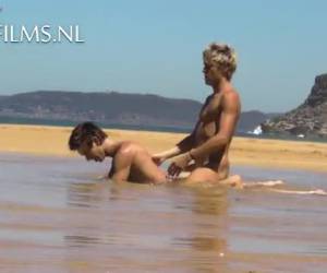 en ung, smal homosexuella par på nudister och efter en promenad på stranden, de hitta en lugn plats. brunetten går på knäna i vattnet och tar kuk av hans blonda pojkvän i munnen. han slickar, suger hans kuk och som belöning wo