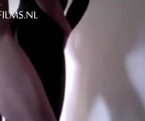 Meestal zie je het toch andersom, maar deze blanke gay is inderdaad goed geschapen. De grote blanke lul gaat diep in het kleine zwarte kontje. Amateur , De omgekeerde wereld een grote blanke lul in een klein zwart kontje 