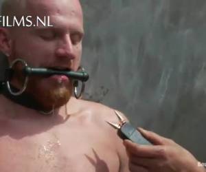 gostando de ver o tesão homens, como neste nu homem whiteh amarrado seu pênis poder socos durante a parada gay. amador, humilhado publicamente durante a parada gay