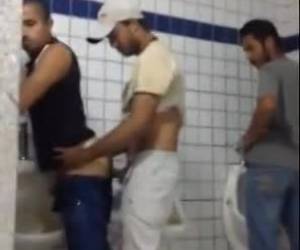 junge schwule blick ungeniert auf gegenseitig schwanz an den urinalen. sie stehen mit einen steifen schwanz um das urinal. ein kondom ist gonna be und bücken. heimlich, arschfick auf der toilette. amateur, welches einen steifen schwanz, das urinal