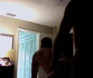 Een gespierde gay aars wacht al op bed met de camera aan op die stevige mannen, klaar voor een Amateur gay bear trio. Amateur , Amateur gay bear trio 