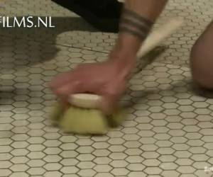Aan een stuk touw gebonden naakt kruipend over de grond, pijpt de jonge man elke stijve lul van deze grote groep mannen. Group & Gangbang , Vernederd door een groep mannen met stijve lullen 
