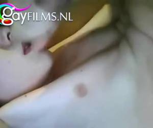 pojken är movieing hur hans styva kuk vill säga, från off och i hans mun redo att släppa ut och som fyller whiteh sperma. solo, pojken är movieing hur han själv vill säga