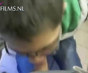 Een verborgen camera legt vast wat een stijve lul teweeg brengt bij de pisbakken. Als er een begint te rukken kan er een geile gay gangbang uit voort komen. Amateur , Wat een stijve lul teweeg brengt bij de pisbakken 
