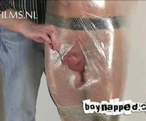 chlapec je svázaný whiteh pásky v alobalu zabalené