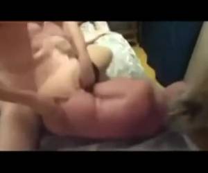 uma puta loira fodido por muitos galos. um gang bang amador whiteh dp.