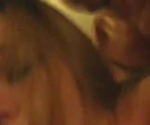 Wanneer ze tijdens het neuken in de camera kijkt zien we haar geile blik. Ze geniet duidelijk van de stoten achterlangs. 