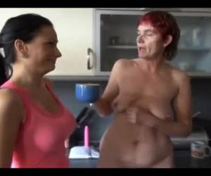 perverssi granny virtsaaminen cup ja dildo vittuile hänen aikuiset pillua perverssi granny pissaa kupissa ja anna nuori kaveri pee drinking.also dildo vittuile hänen kypsä häpy.
