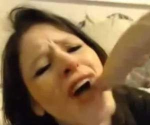 vad är denna tonåring whiteh en stor dildo är en speciell trick. hon sväljer att stora falska kuk hela vägen. deepthroat dildo.