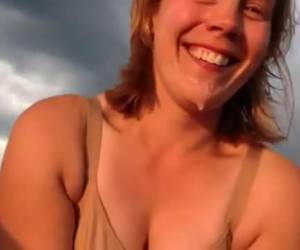heimlich sex ist sehr spannend, einen schnellen blowjob auf dem boot in einem rasanten tempo für einen mund voller sperma.