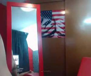 Een sexy tiener met dikke tieten neukt haar harige kut met een dildo voor de webcam. 