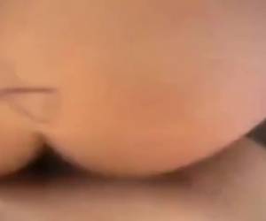 Amateur anaal sex filmpje waarin een seksslavin op haar knietjes klaar zit om door een vreemde lul in haar kont geneukt te worden. 