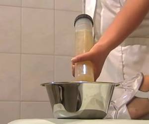 De dokter en zuster weten precies hoe ze een geil poesje en kontje moeten behandelen. Een neukmachine voor het mooie kutje van de sexy blonde patiente en een anaal klysma voor haar geile aars. 