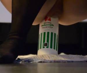 tik i sexiga underkläder nip anal på flaska till ljudet av tina drejare.