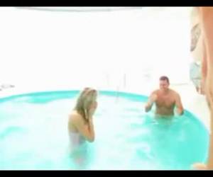 Ook tijdens de gemiddelde pornoshoot gaat er wel eens iets fout. Kijk maar eens naar deze pornoblooper. 